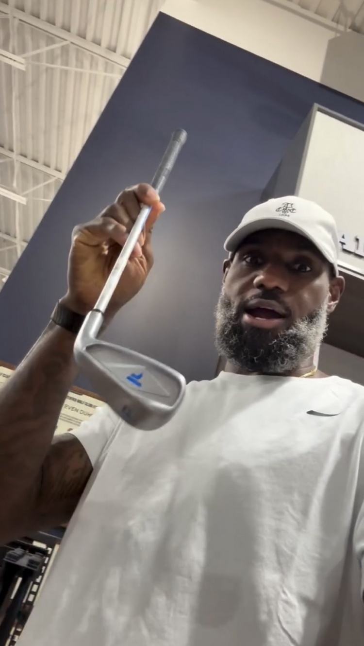詹姆斯携布朗尼逛阿克伦高尔夫店 网友晒合影 詹姆斯携布朗尼逛阿克伦高尔夫店 网友晒合影