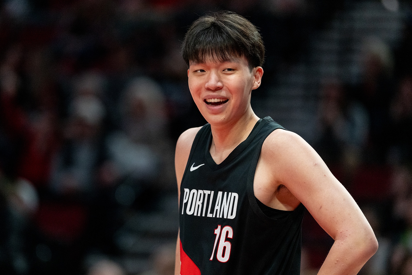 杨瀚森夏联首秀12+9+4,三分2中3,战术角色缩水