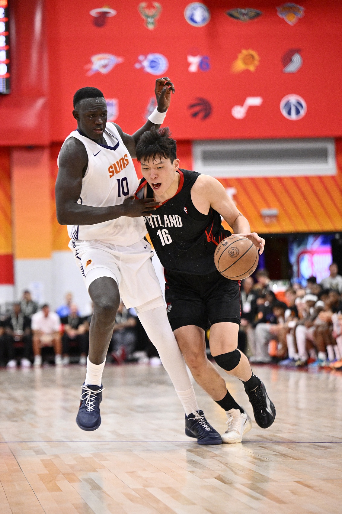 杨瀚森夏联首秀12+9+4,赛后回应膝伤无碍