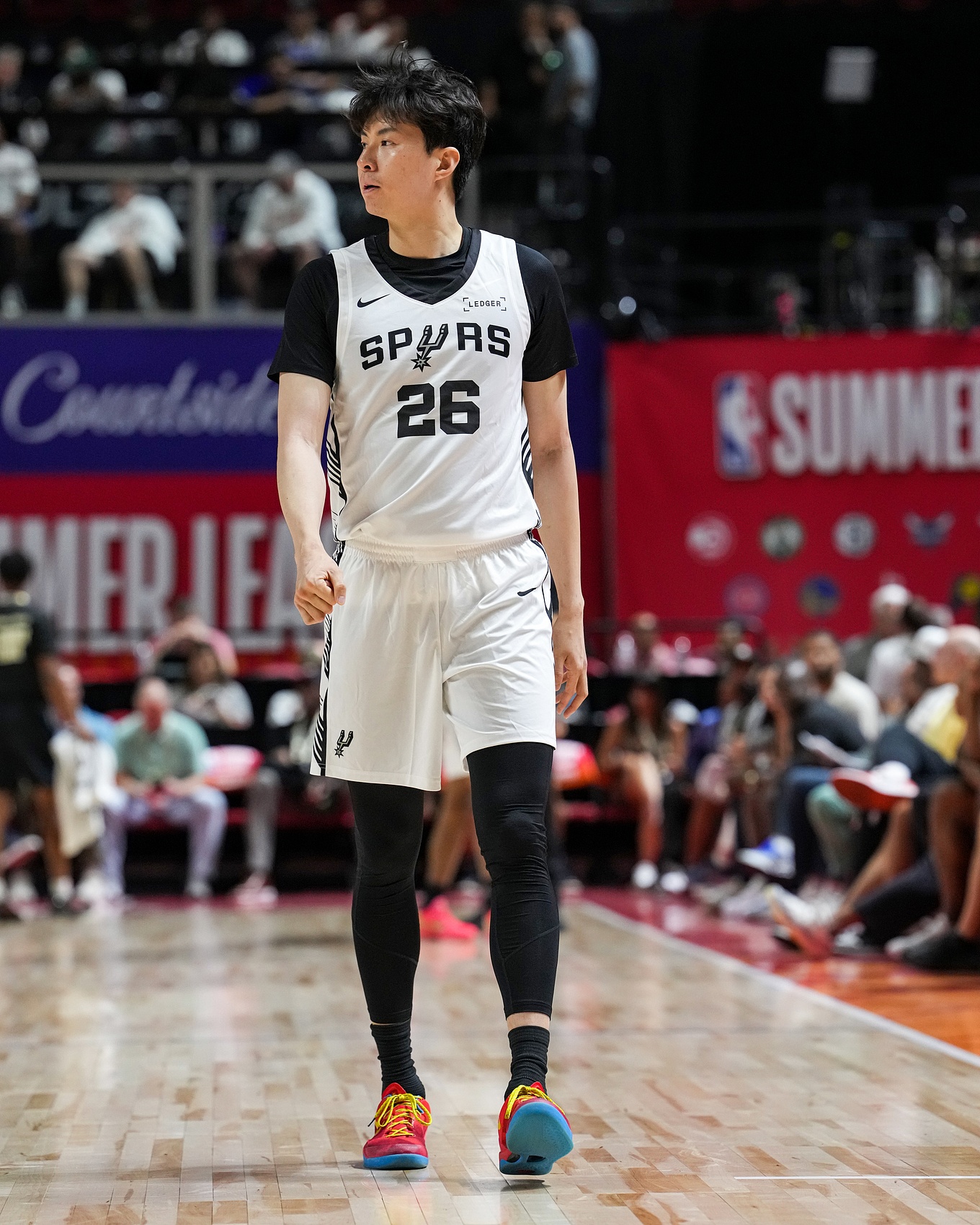 李贤重三分5中3填满数据栏,马刺夏联86-81胜太阳 李贤重三分5中3填满数据栏,马刺夏联86-81胜太阳