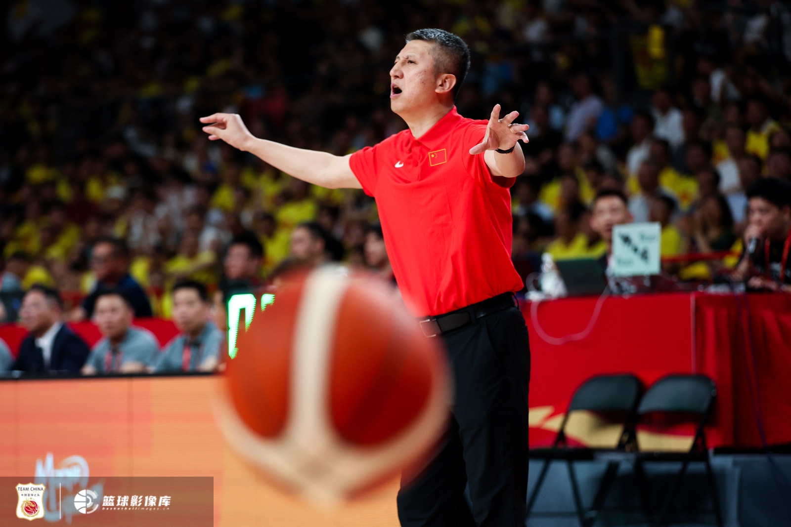 半场11记三分,中国男篮62-43喀麦隆,贺希宁12分领衔