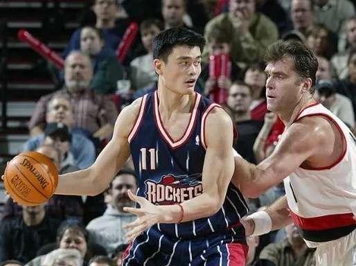 中锋版本更替:姚鲨靠低位,约基奇靠空间